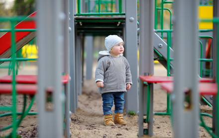 Lille dreng på legeplads